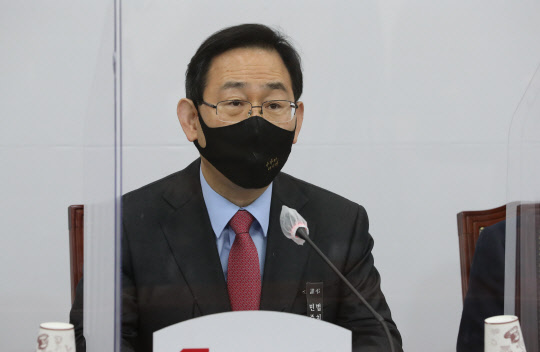 주호영 국민의힘 원내대표가 13일 서울 여의도 국회에서 열린 코로나19 대책 특별위원회 긴급회의에서 발언하고 있다.  연합뉴스